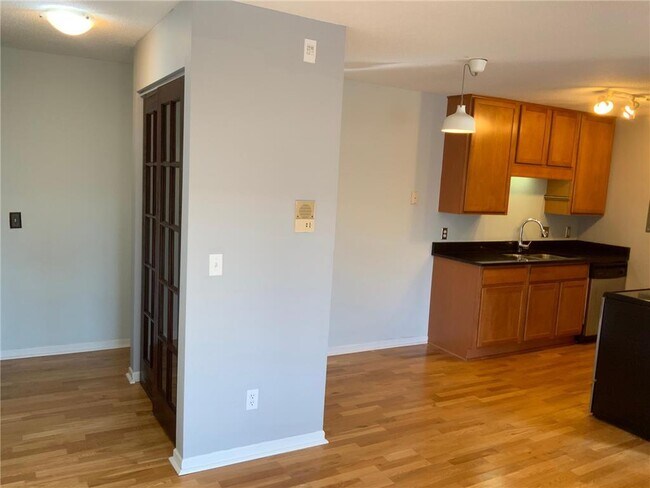 Building Photo - 520 Ridgewood Ave