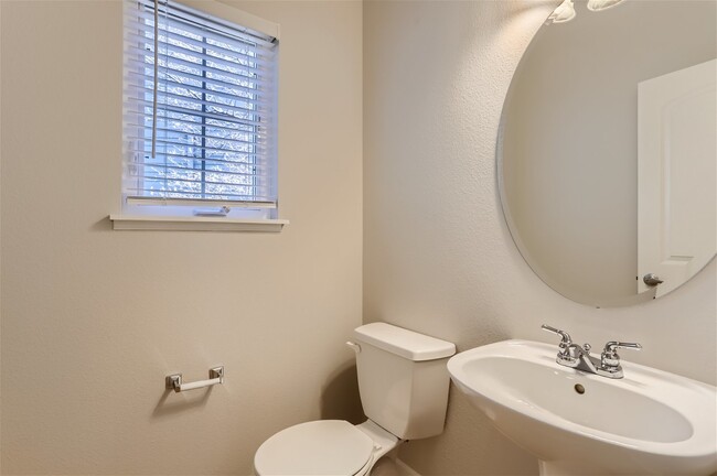 Building Photo - Beautiful townhome in Cottages of Berthoud...