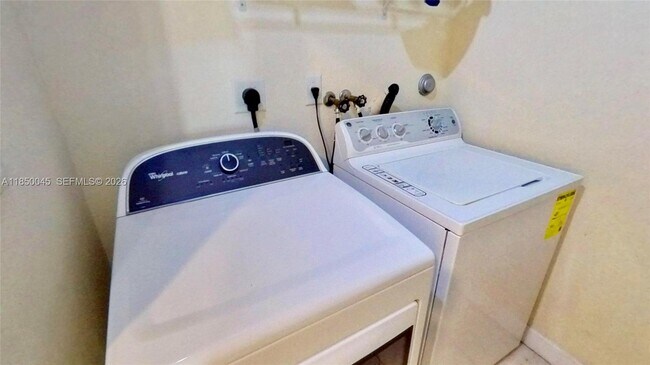 Building Photo - 1420 SE 26th Ave