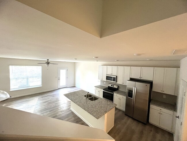 Building Photo - First Full Month's Rent FREE!