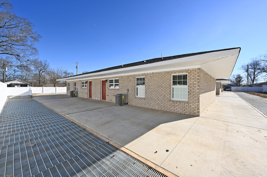 Cloverland-Apartments-Back-Patio - 1535 Warnke Rd NW