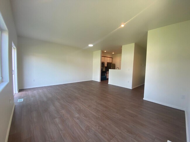 Building Photo - Large 3 bedroom, 2.5 bath duplex-just upda...