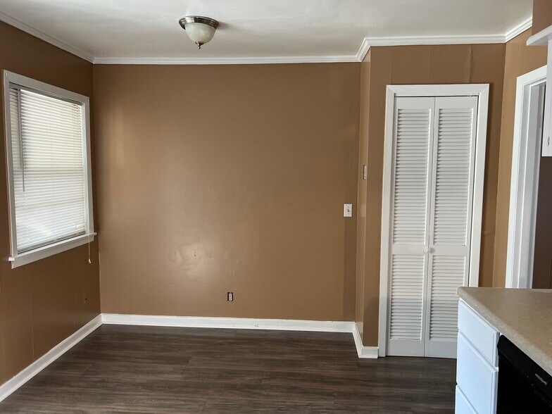 McCrary Kitchen (3) - 508 N McCrary Rd