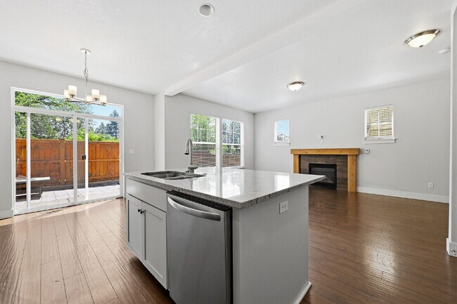 Building Photo - 3BR/2.5BA Townhome in Larkspur — Old Mill, Downtown & Bachelor All Close By