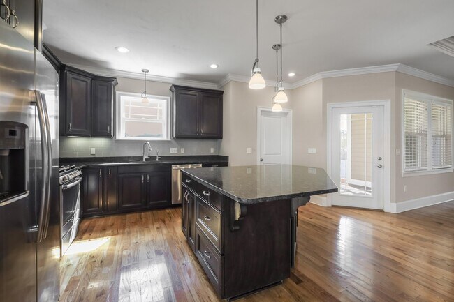 Building Photo - 2561 Lantana Ln