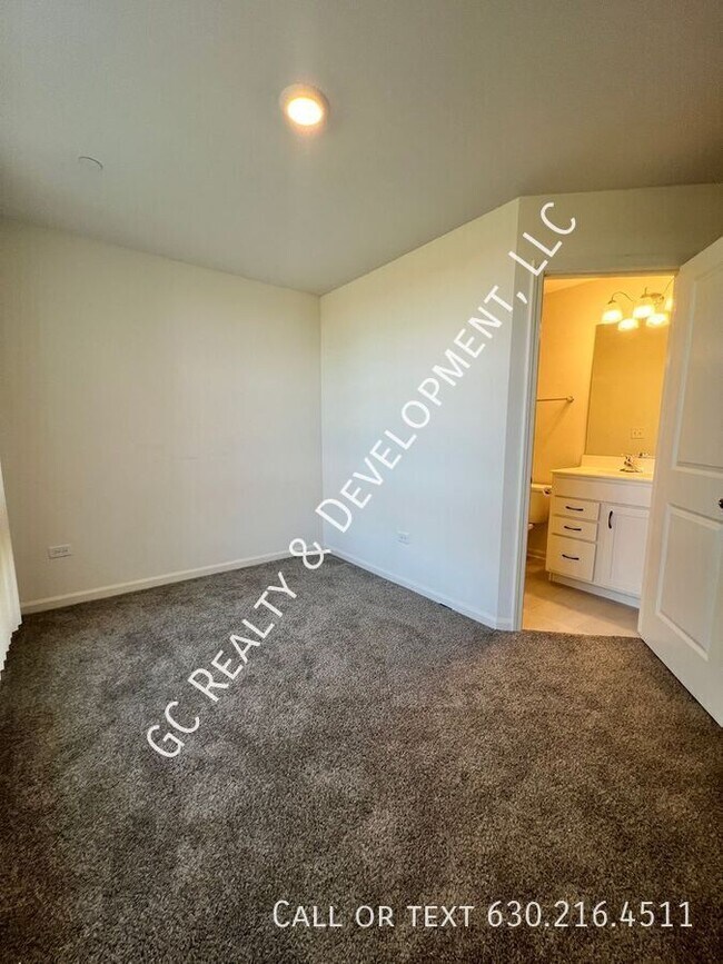 Building Photo - 2217 Parkside Dr