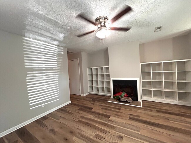 Building Photo - Charming 2 Bedroom Duplex in Ladson