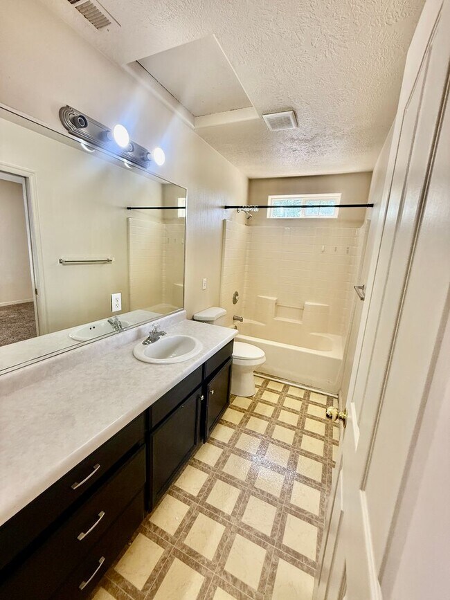 Building Photo - Cute 3-BR Townhome Near Costco