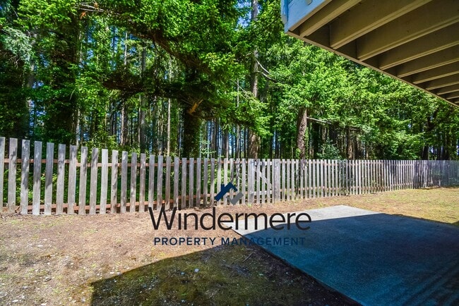 Building Photo - 4 bedroom 3 bathroom pet friendly home