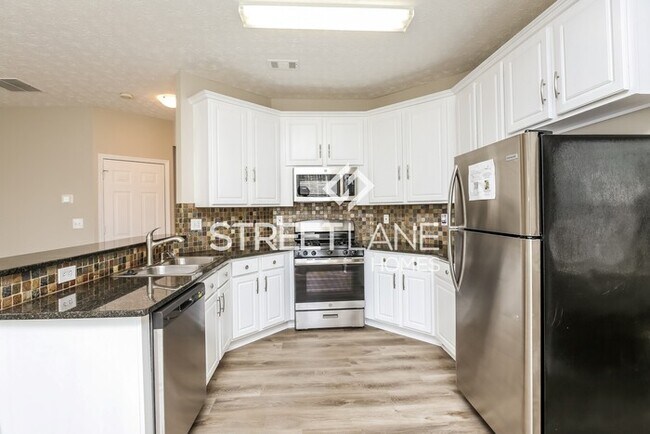 Building Photo - NOW OFFERING FIRST FULL MONTH FREE!