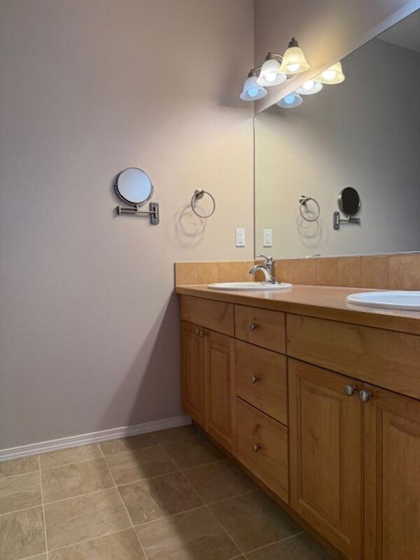 Building Photo - 910 Medical Center Dr