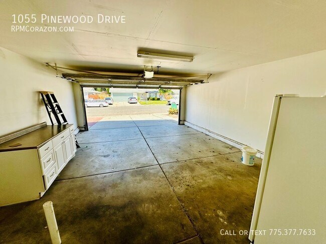 Building Photo - 1055 Pinewood Dr