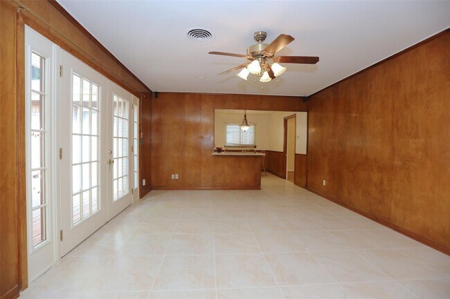 Building Photo - Wonderful mid century one story home, rece...