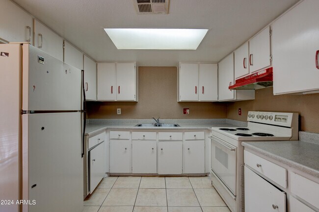 Primary Photo - 9631 N 12th Ave