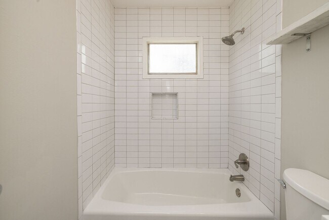 Building Photo - 220 W 31st St