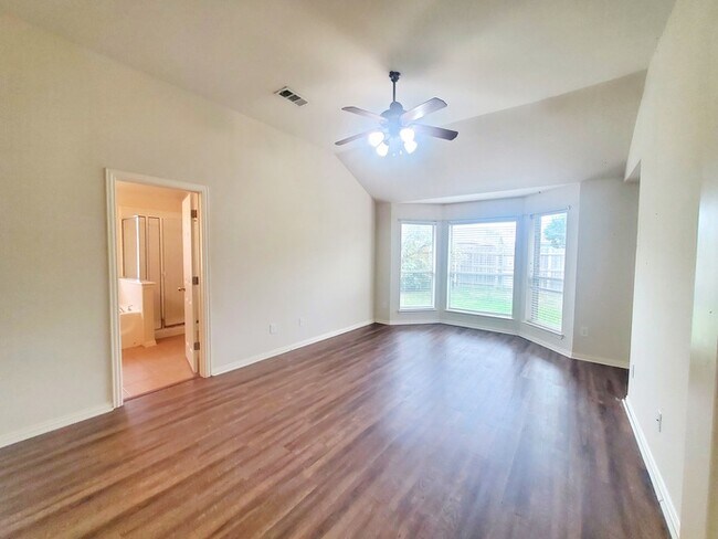 Building Photo - Wonderful 3-2-2 in Crowley ISD!