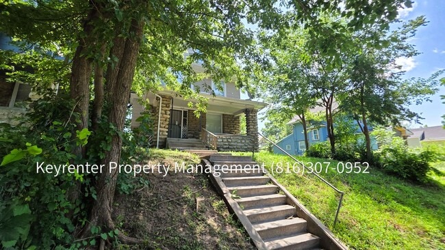 Building Photo - Welcome Home to This Bright & Inviting 4 Bed, 2 Bath