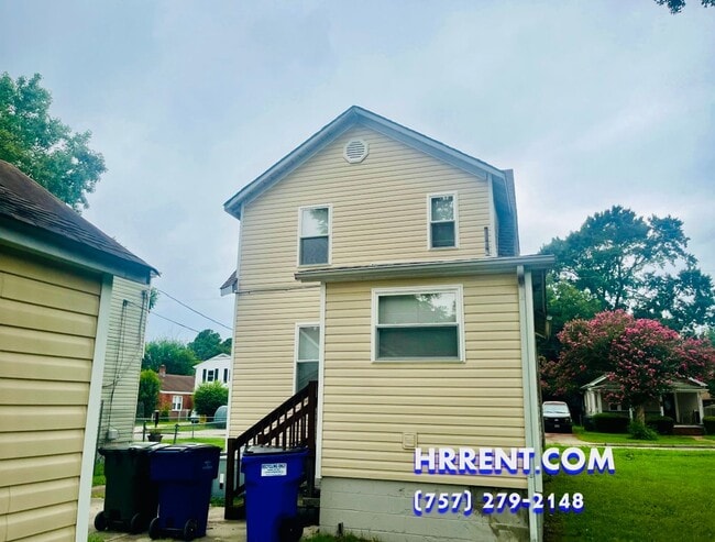 Building Photo - Cozy 3 Bedroom 1.5 Bath Two-Story Home located in the Fairmount Park in Norfolk!