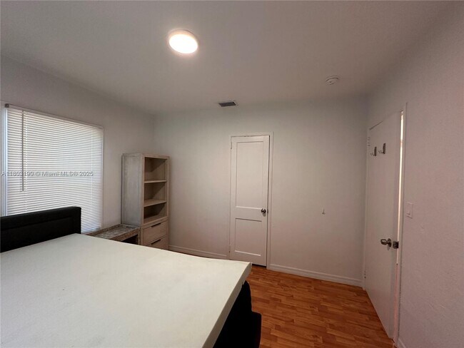 Building Photo - 5843 SW 62nd St