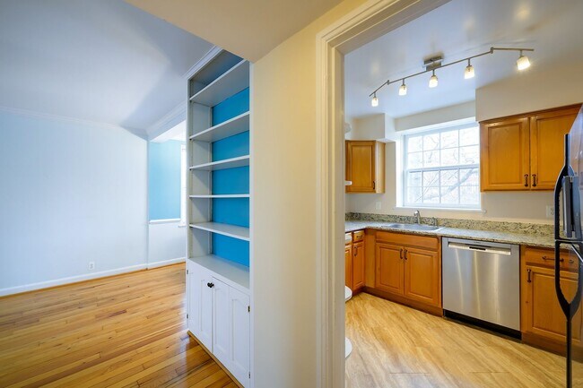 Building Photo - Updated 1BR in Iconic McLean Gardens is the Urban Retreat You've Been Looking For!