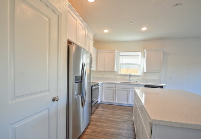 Building Photo - Newer home with solar AVAILABLE NOW!