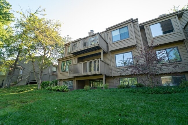 Building Photo - 656 Golf Ln