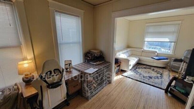 Building Photo - 617 E 8th St