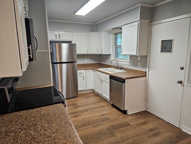 Building Photo - 3 bed 2 bath Newly Renovated Home For Rent