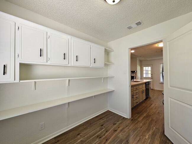 Building Photo - AVAILABLE NOW!