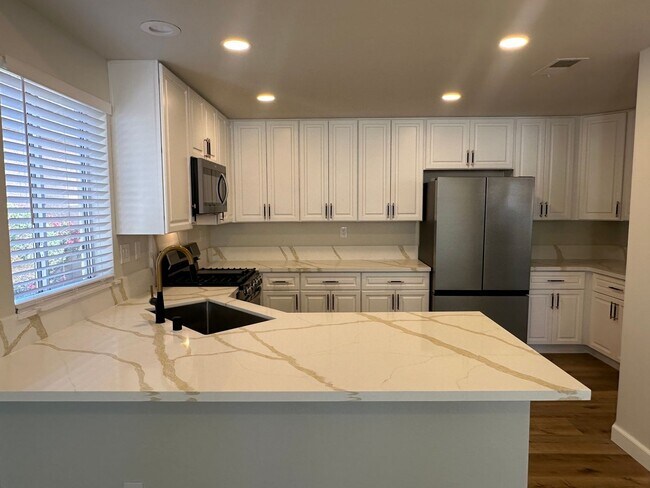 Building Photo - STUNNING DESERT SHORES MINUTES FROM THE LAKES!!!