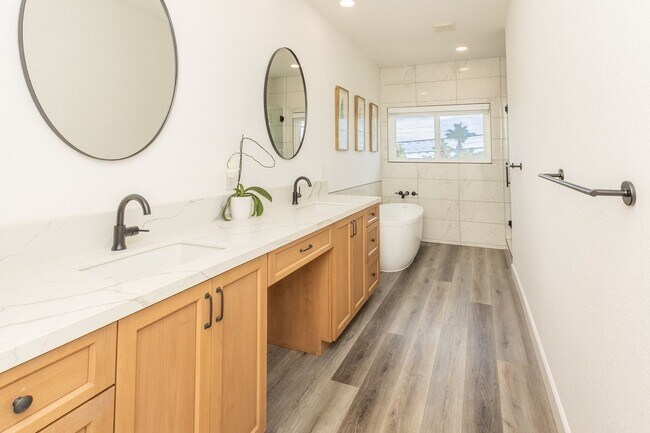 Building Photo - Beautiful 3Bed/2.5Bath Oceanview Home in C...