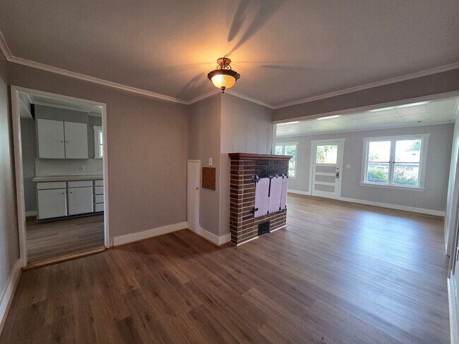 Building Photo - Sweet Home on Spring Street! 2 Bed, 1 Bath w/ Fenced Yard & Carport!