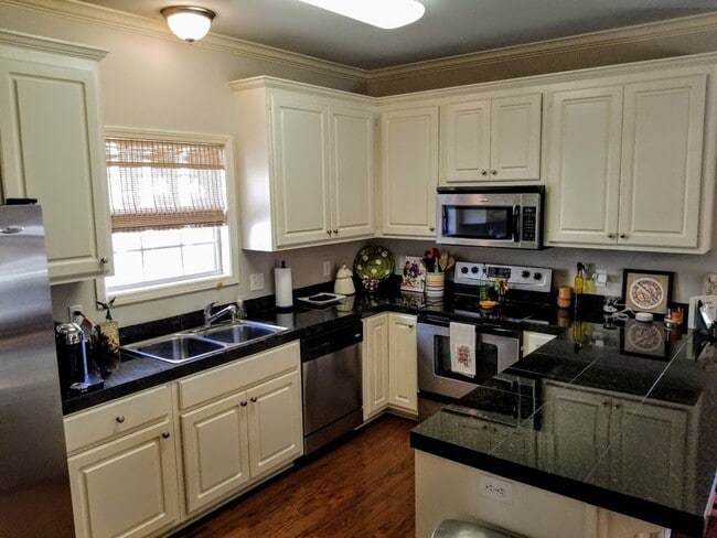 Building Photo - 213 Cherrybark St