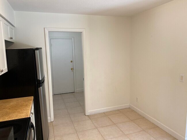 Building Photo - 956 Tulip Ln