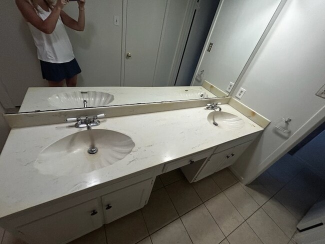 Building Photo - 2716 Sibley Dr