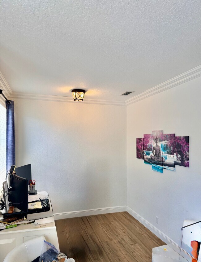 Building Photo - 400 SW 15th Dr