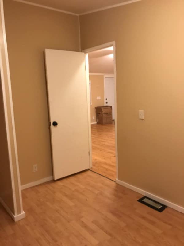 Building Photo - 715 Center St E