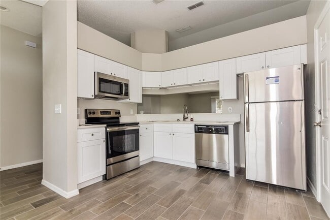 Building Photo - 8024 Ridgeglen Cir W