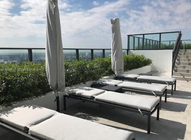 Building Photo - 1600 NE 1st Ave