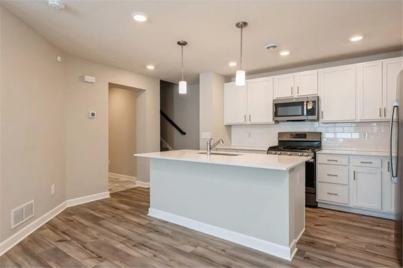 Building Photo - 10888 Fountain Pl N