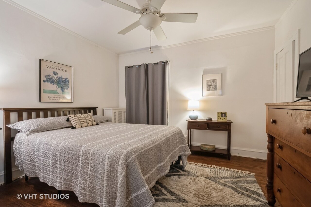 Bed 3, 1 - 6335 N Claremont Ave