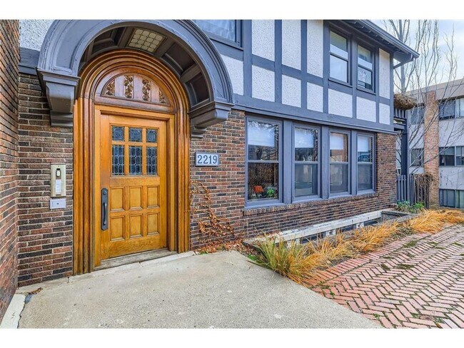 Building Photo - 2219 Pillsbury Ave