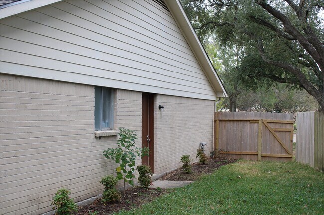 Building Photo - 819 Walbrook Dr