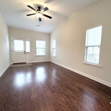 Building Photo - 105 Velena St