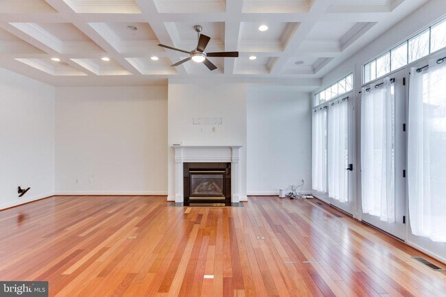 Building Photo - 18353 Fairway Oaks Square