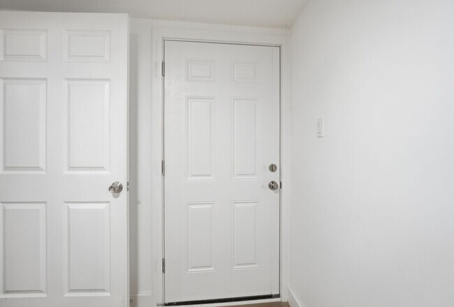 Building Photo - 568 Hale Ave