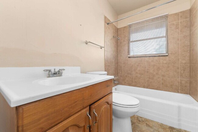 Building Photo - 218 E Villaret Blvd