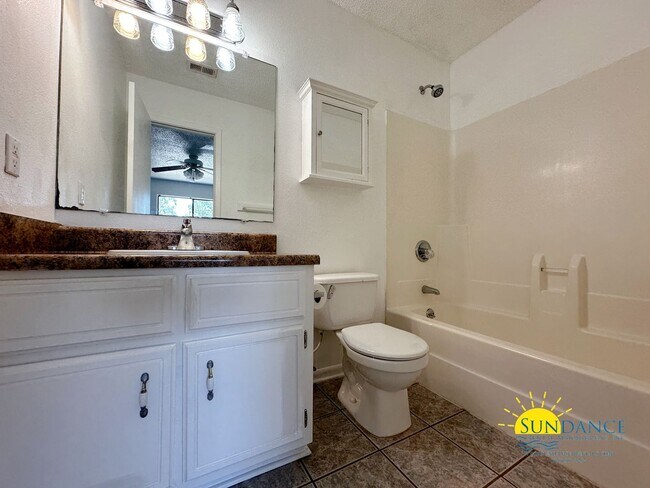 Building Photo - Charming 2 Bedroom Townhouse Located in FWB!