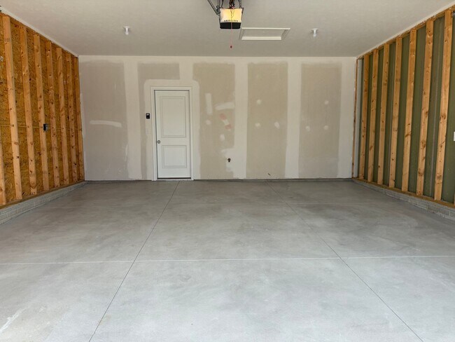 Building Photo - Ranch townhome with 2 stall garage. Spacio...