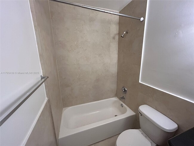 Building Photo - 2880 Pine Tree Dr